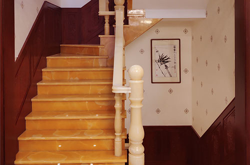 襄城中式别墅室内汉白玉石楼梯的定制安装装饰效果